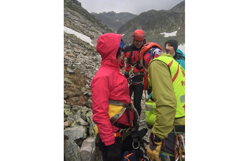 FOTO: Poľským turistom pod sedlom Prielom pomáhali horskí záchranári v spolupráci s Letkou ministerstva vnútra, foto 3