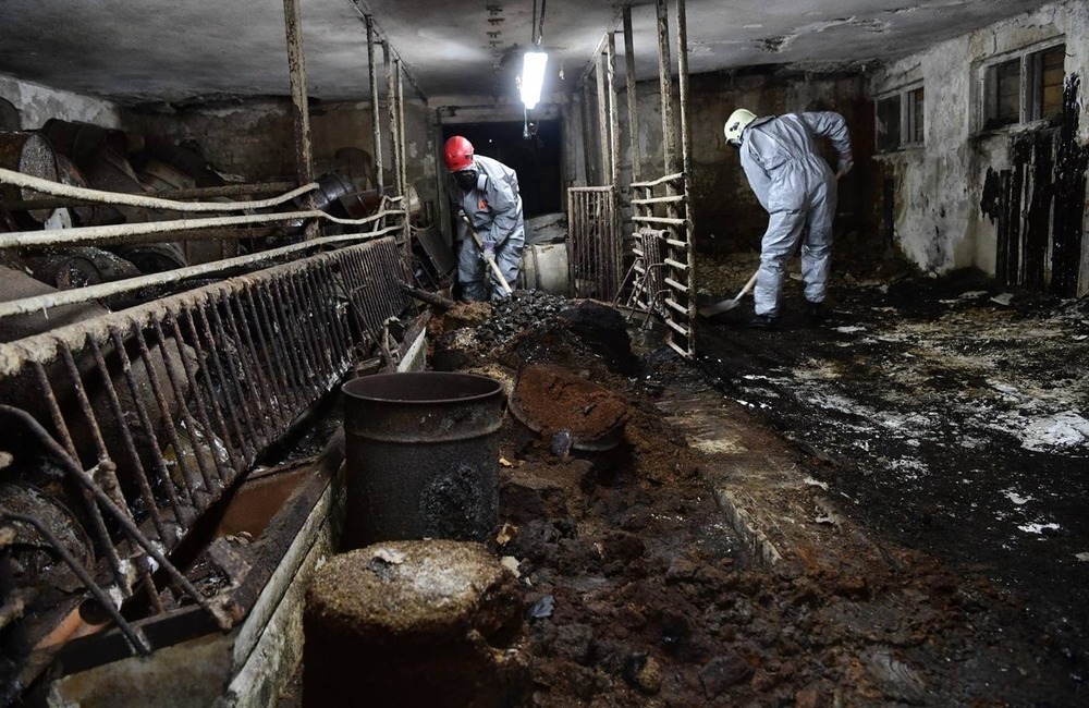 FOTO: Hasiči z Humenného pracujú na odstraňovaní následkov environmentálnej záťaže v Chemko Strážske, foto 1