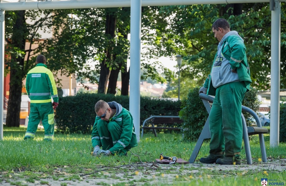 FOTO: Z parku pri železničnej stanici v Poprade odstránili väčšinu lavičiek, foto 3