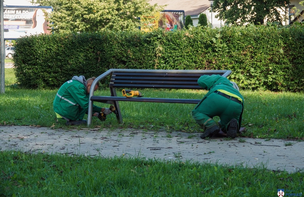 FOTO: Z parku pri železničnej stanici v Poprade odstránili väčšinu lavičiek, foto 4