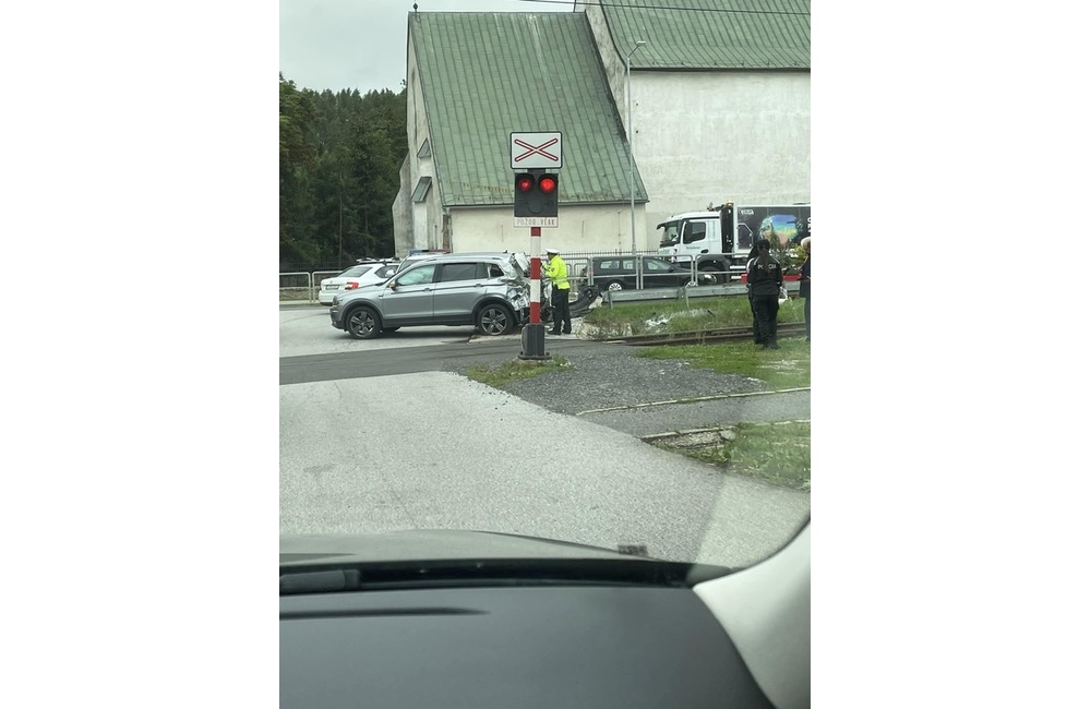 FOTO: Vo Veľkej Lomnici došlo k dopravnej nehode. V úseku sa tvorili kolóny, foto 6