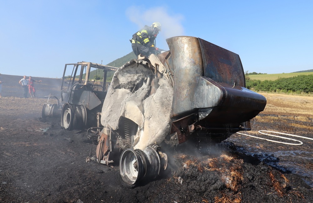 FOTO: Požiar traktora vo Veľkom Šariši, ktorý zlikvidoval 8 hektárov poľa, foto 2