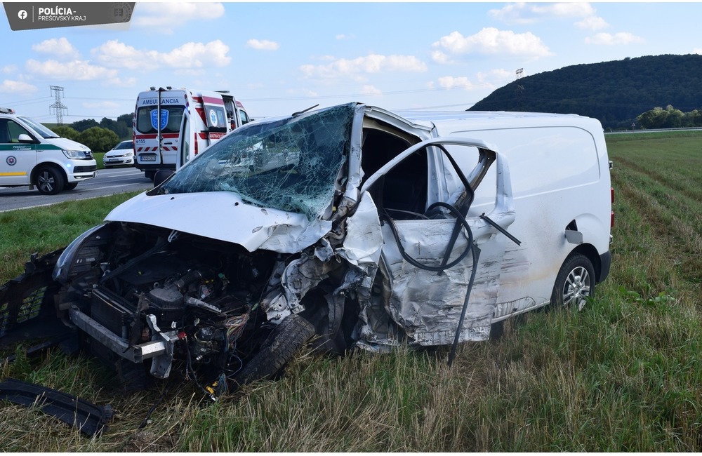 FOTO: Na ceste od Stročína do Rakovčíka sa zrazilo nákladné auto s osobným. Vodičom nezistili alkohol v krvi, foto 4