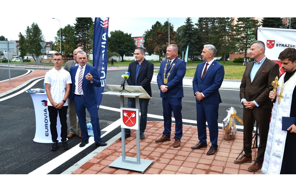 FOTO: Do prevádzky bol uvedený kruhový objazd na križovatke v Strážskom, foto 5