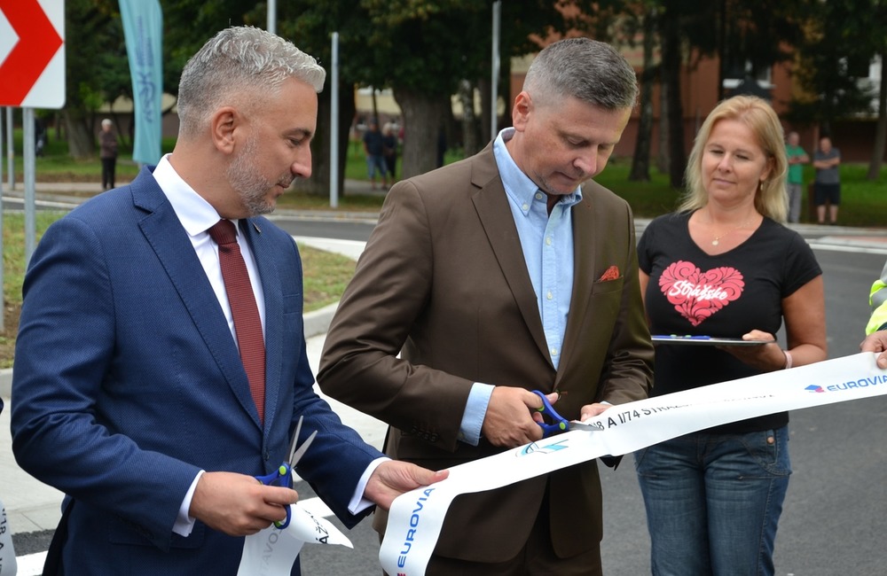 FOTO: Do prevádzky bol uvedený kruhový objazd na križovatke v Strážskom, foto 7