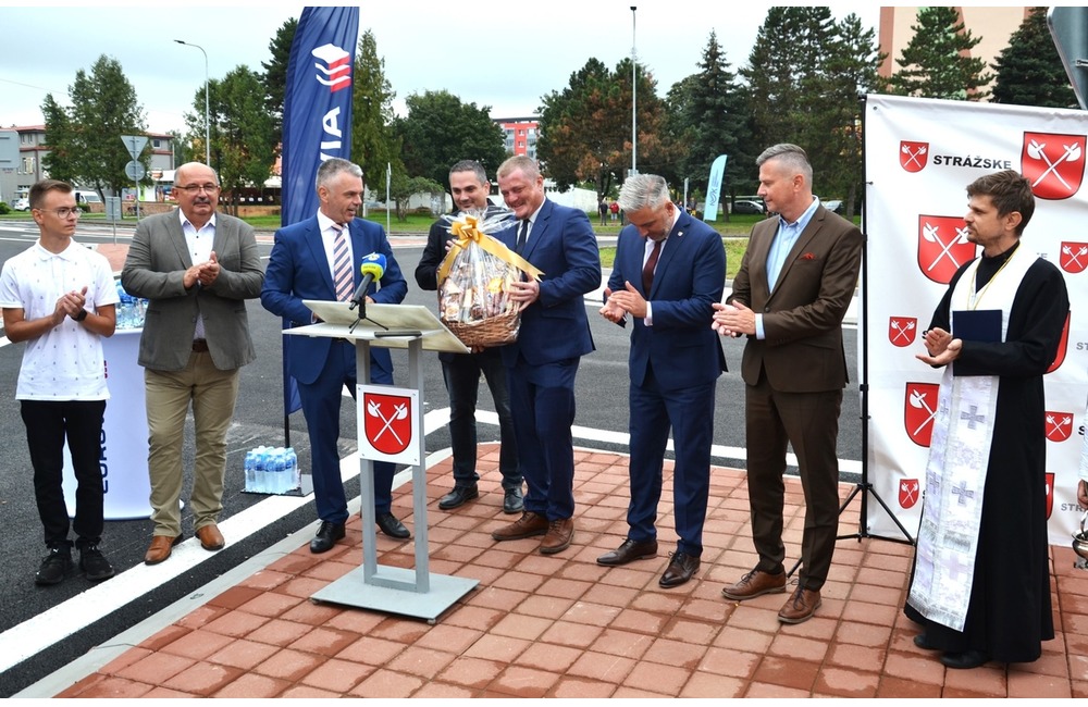 FOTO: Do prevádzky bol uvedený kruhový objazd na križovatke v Strážskom, foto 9