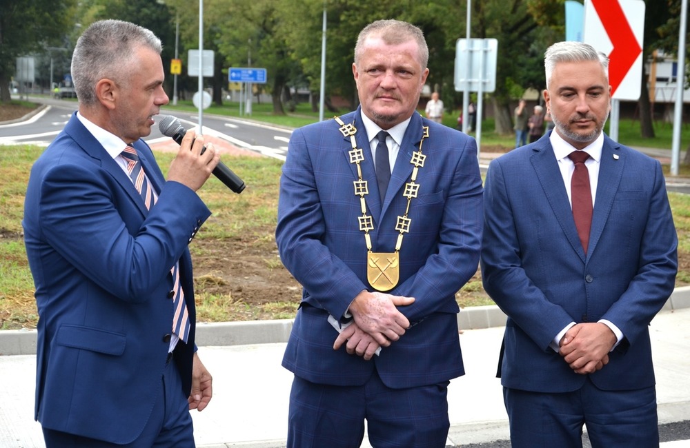 FOTO: Do prevádzky bol uvedený kruhový objazd na križovatke v Strážskom, foto 11