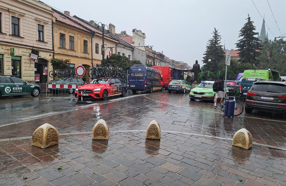 FOTO: V Prešove odštartovala druhá etapa pretekov Okolo Slovenska. Cyklistov nezastavil ani silný dážď, foto 2