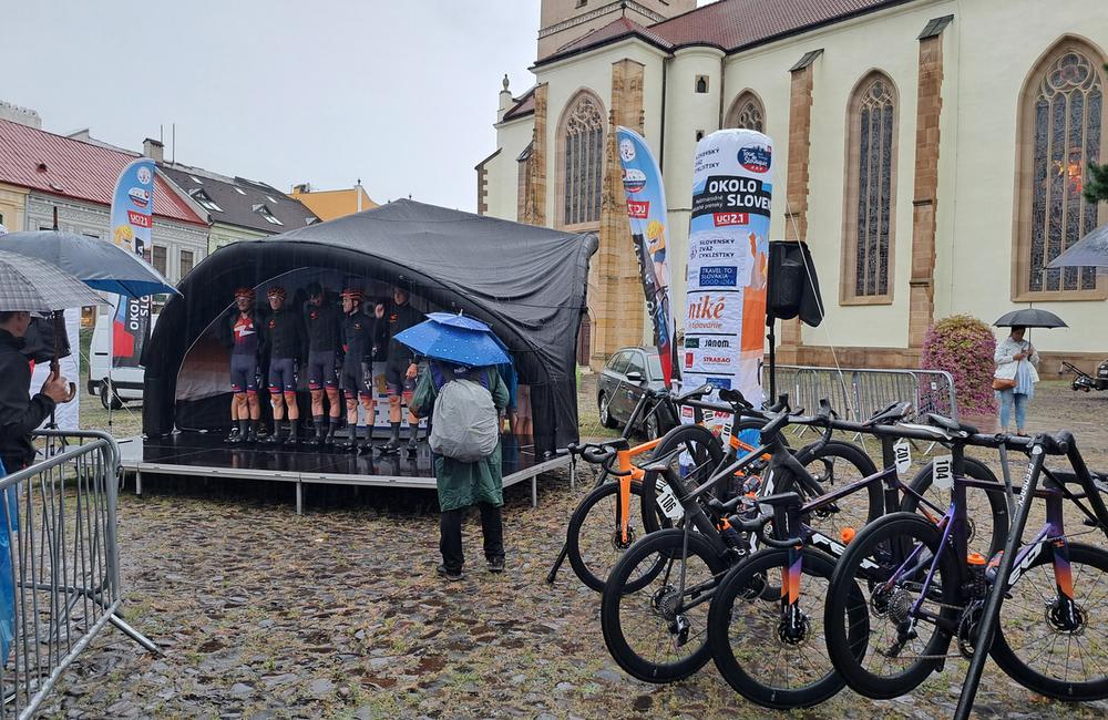 FOTO: V Prešove odštartovala druhá etapa pretekov Okolo Slovenska. Cyklistov nezastavil ani silný dážď, foto 13