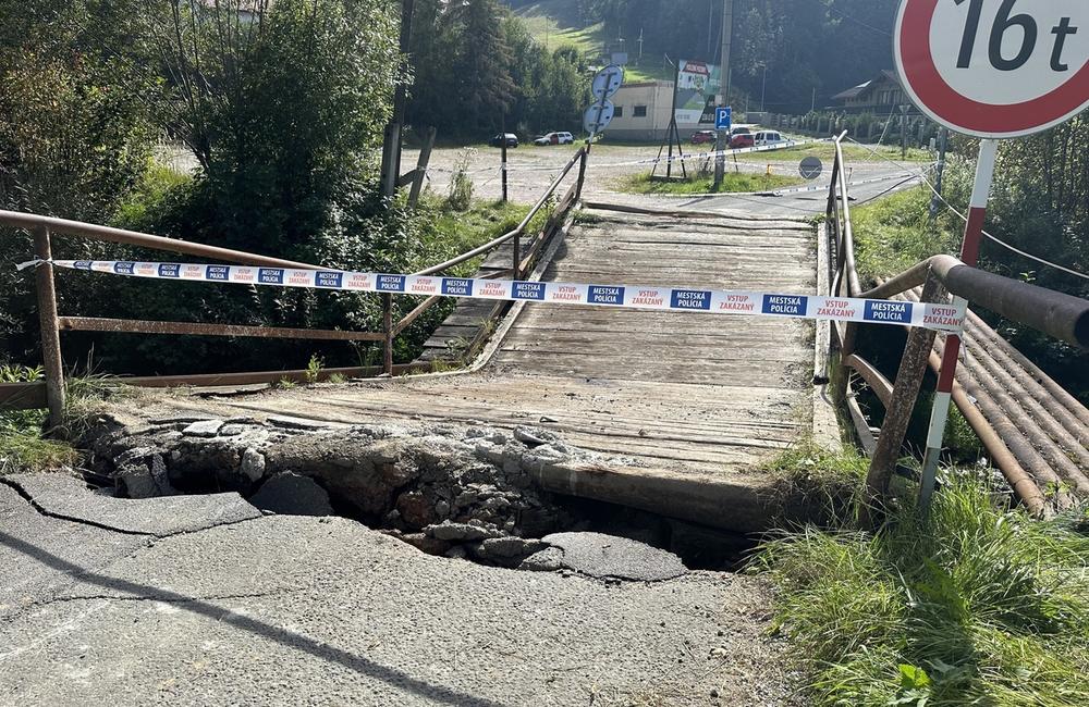 FOTO: Namiesto zničeného mosta uložia v Levočskej Doline pontónový. Pôvodný most poškodilo auto s betónom, foto 1