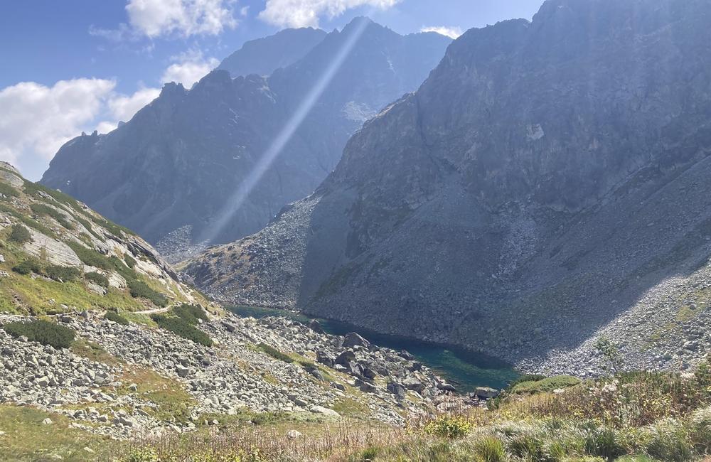 FOTO: Zbojnícka chata vo Veľkej Studenej doline, ktorá je obklopená tatranskou faunou a flórou, foto 1