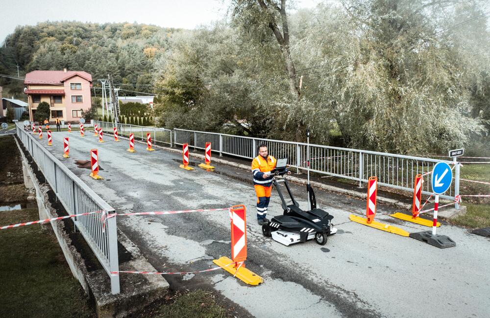 FOTO: Kontrola mosta cez potok Výrava v okrese Humenné po zemetrasení, foto 1