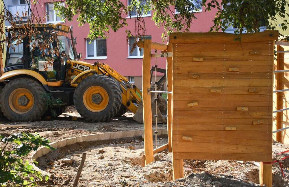 FOTO: Mesto Svidník pomaly dokončuje ihrisko v Agátovom háji, foto 9