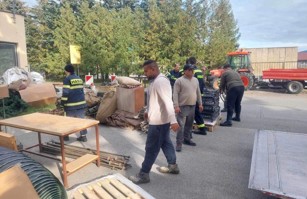 FOTO: Prešovskí dobrovoľníci a hasiči vytvorili teplé útočisko pre migrantov, foto 4