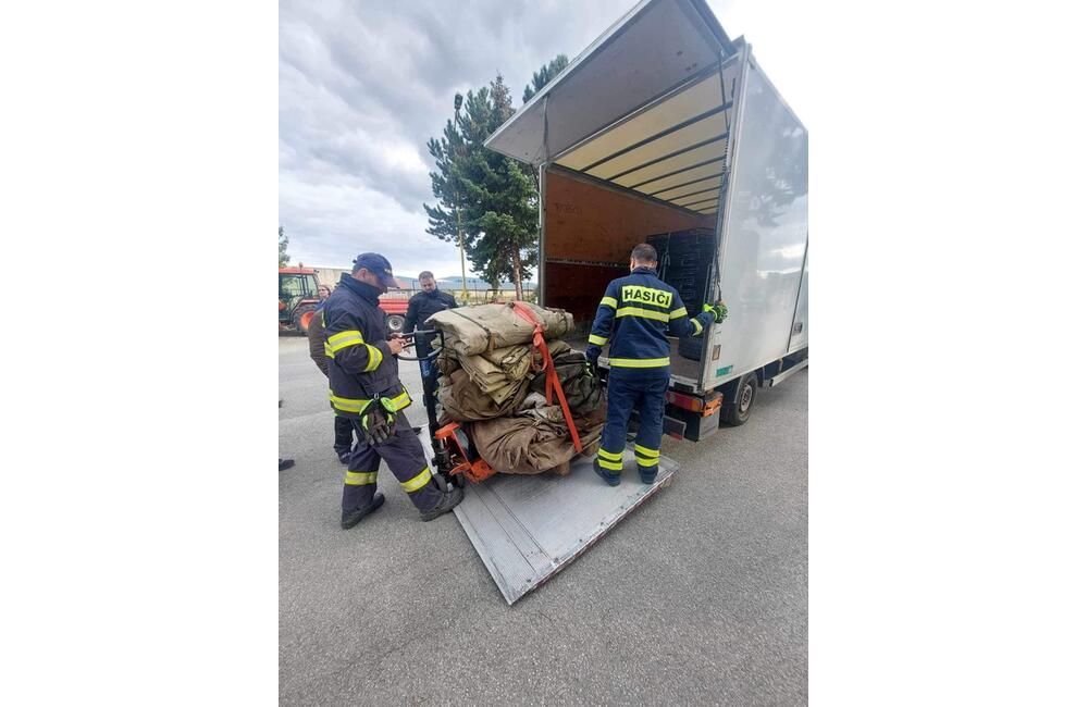 FOTO: Prešovskí dobrovoľníci a hasiči vytvorili teplé útočisko pre migrantov, foto 10