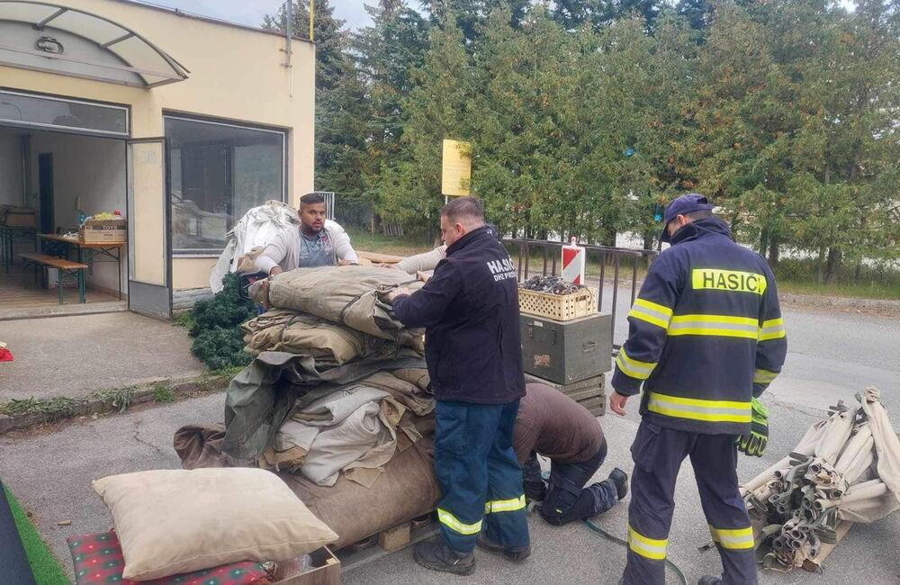 FOTO: Prešovskí dobrovoľníci a hasiči vytvorili teplé útočisko pre migrantov, foto 11