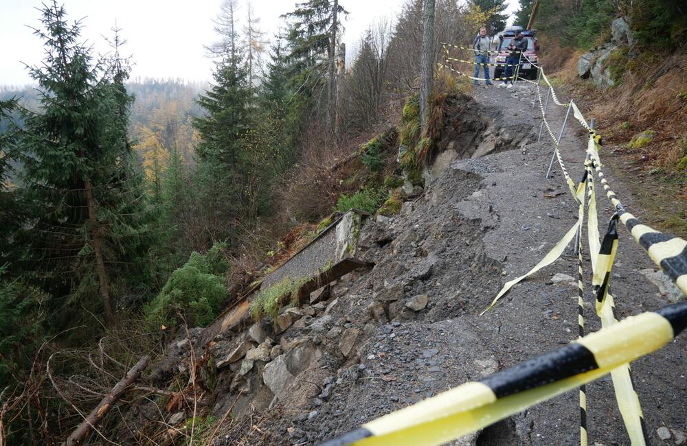 FOTO: V Tanape posudzovali stav zosunutého chodníka medzi Hrebienkom a Rainerovou chatou, foto 2