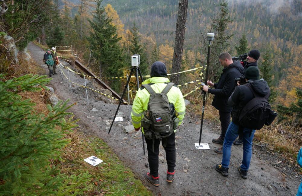 FOTO: V Tanape posudzovali stav zosunutého chodníka medzi Hrebienkom a Rainerovou chatou, foto 4