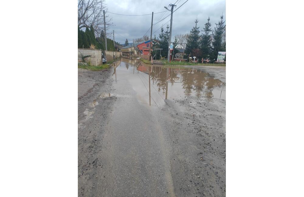 FOTO: Dobrovoľní hasiči mesta Prešov zasahovali pri zatopenej ceste v časti Kúty, foto 9