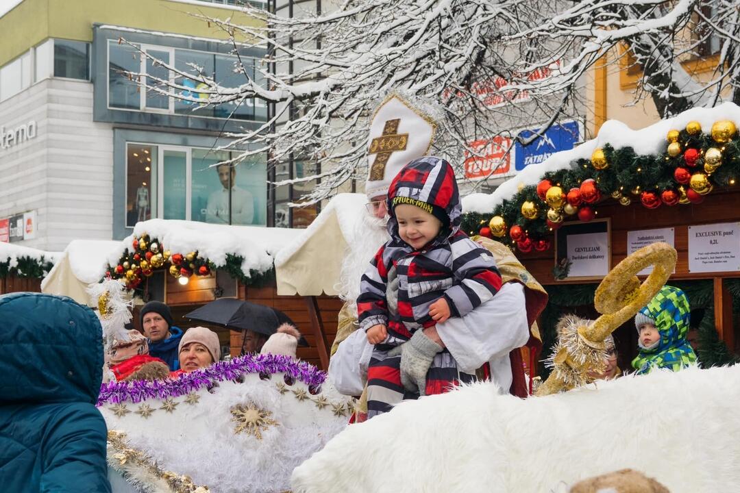 FOTO: Do Popradu zavítal putujúci Mikuláš so svojimi pomocníkmi, foto 9