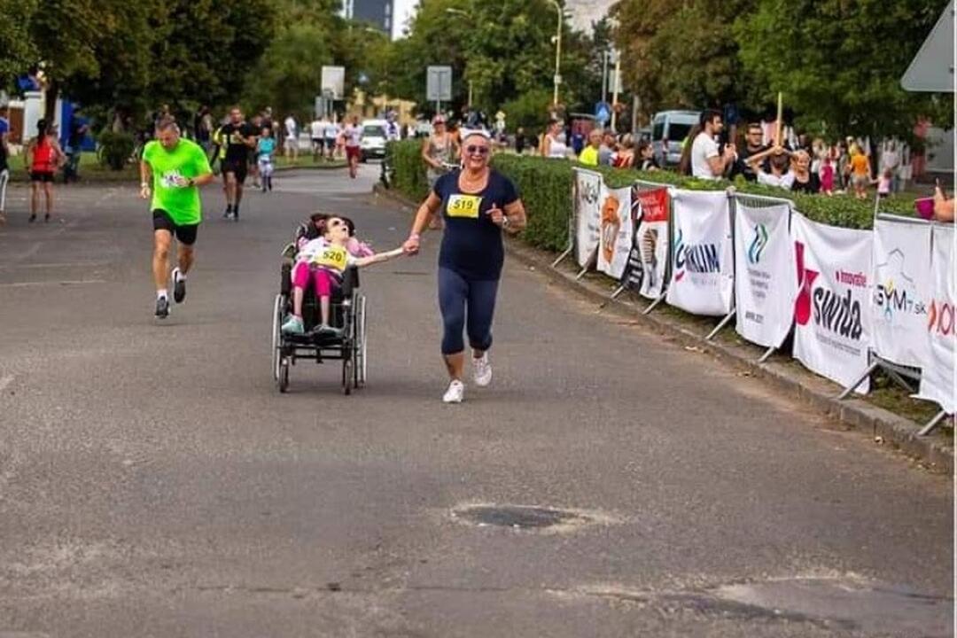 FOTO: Ťažko zdravotne postihnutá Katka zdoláva so svojou mamou Ľubkou bežecké výzvy, foto 2