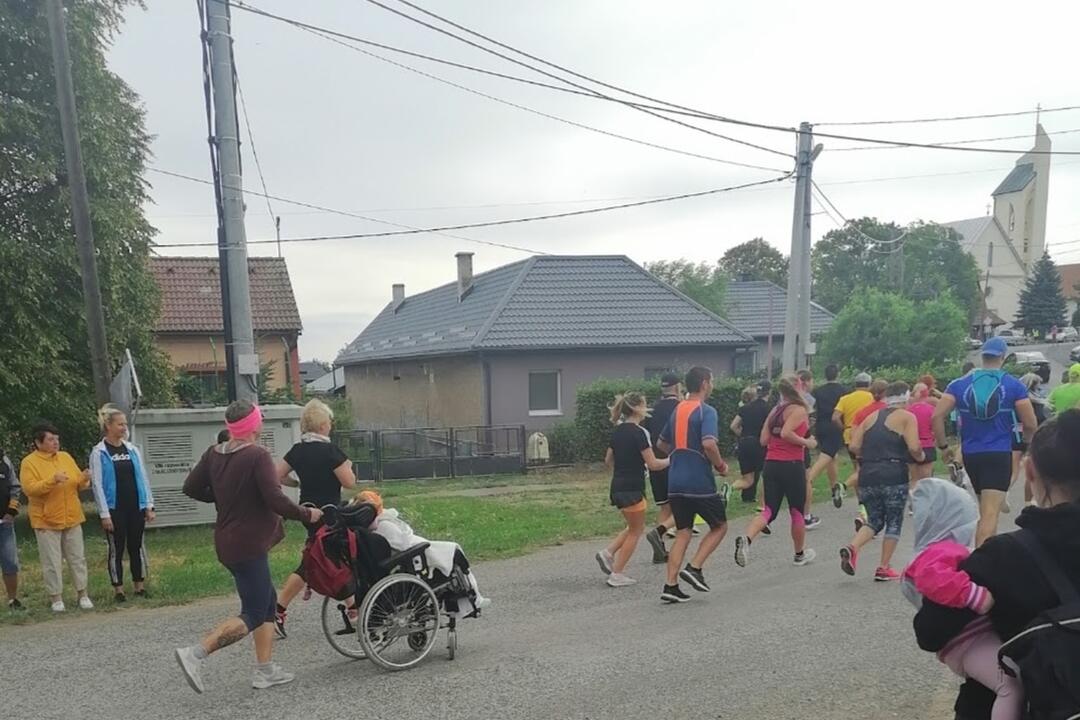 FOTO: Ťažko zdravotne postihnutá Katka zdoláva so svojou mamou Ľubkou bežecké výzvy, foto 5