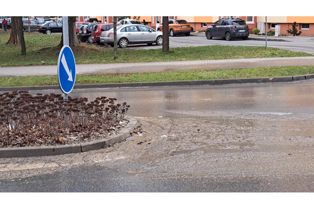 FOTO:  Na ulici Komenského v Bardejove vybuchol kanál so splaškami, foto 7