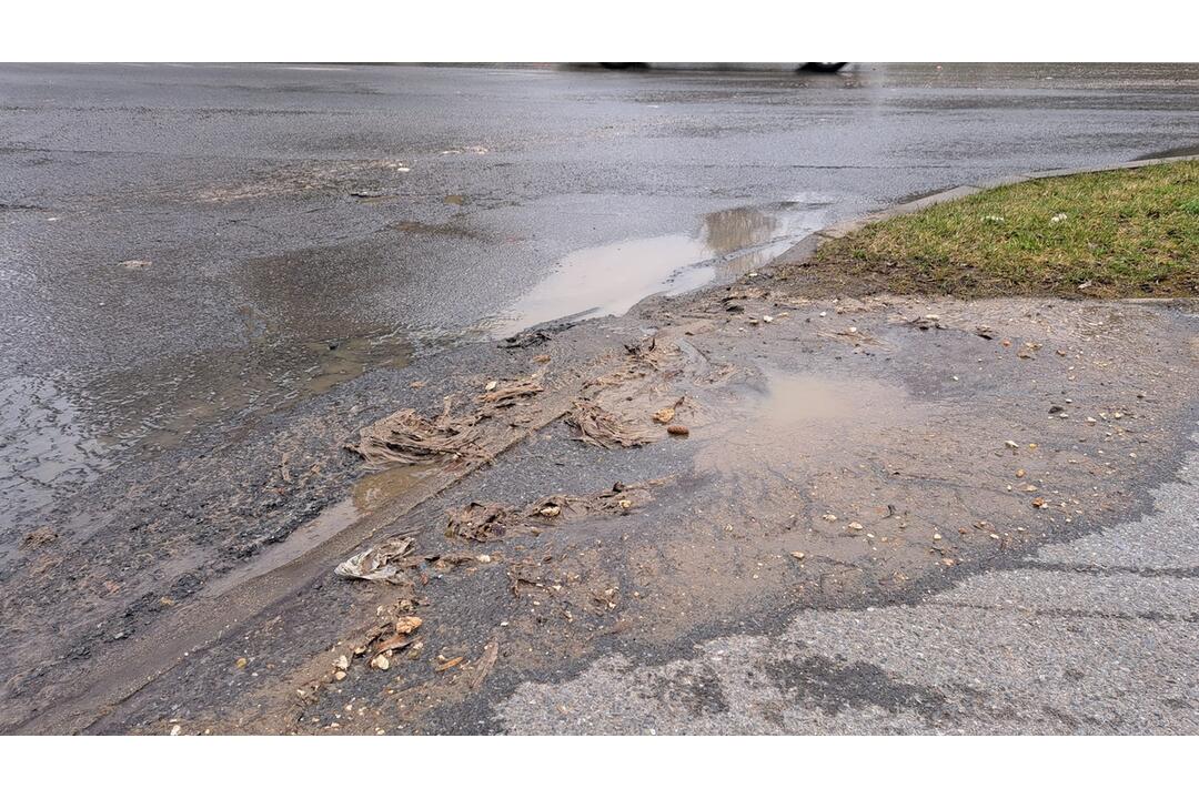 FOTO:  Na ulici Komenského v Bardejove vybuchol kanál so splaškami, foto 8