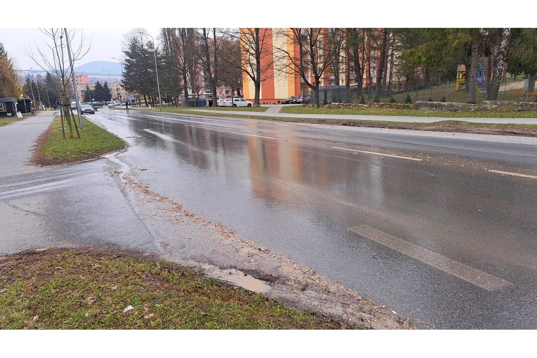 FOTO:  Na ulici Komenského v Bardejove vybuchol kanál so splaškami, foto 9