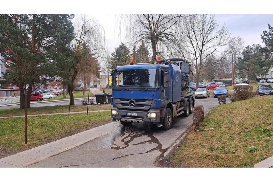 FOTO:  Na ulici Komenského v Bardejove vybuchol kanál so splaškami, foto 13