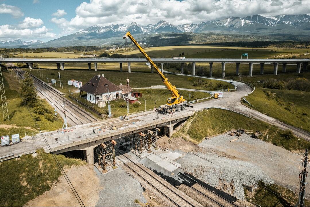 FOTO: Práce na moste v Štrbe pokročili. Predpokladaný termín ukončenia prác je v novembri, foto 1