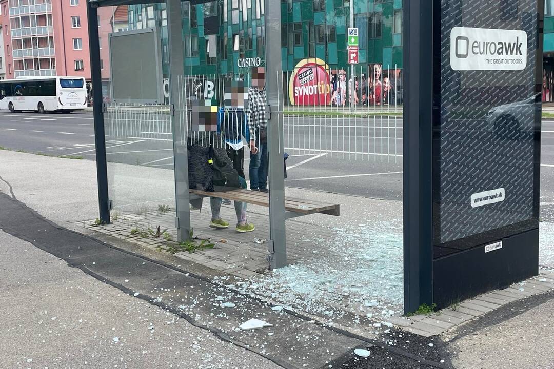 FOTO: V Poprade na ženu spadlo sklo z autobusovej zastávky, foto 1