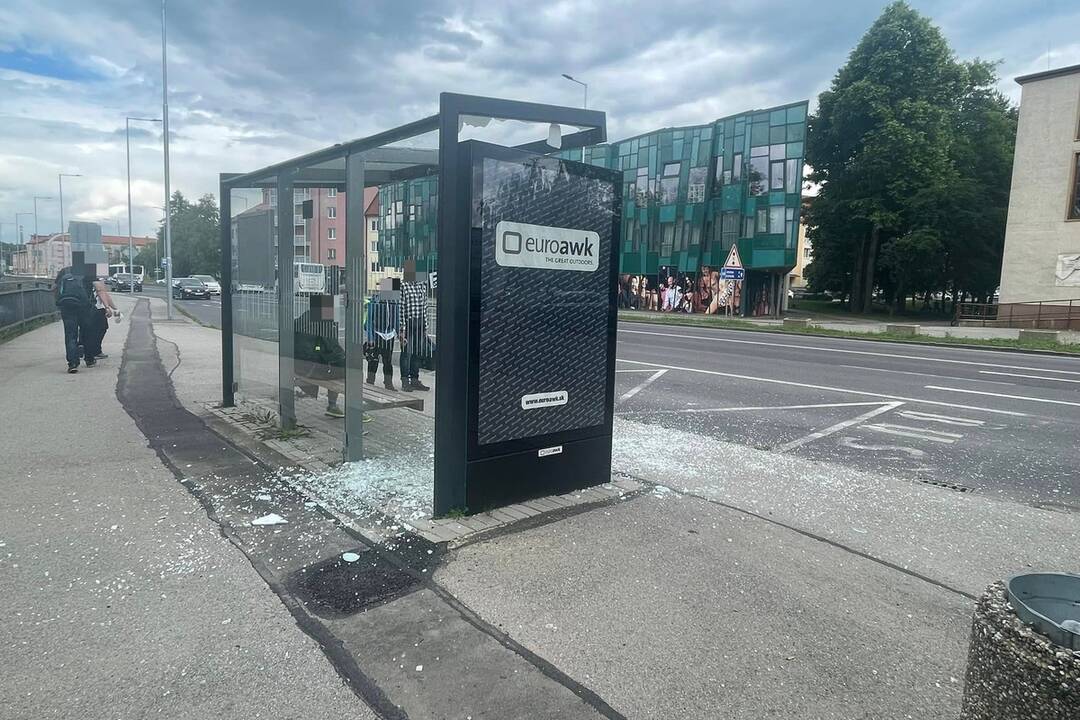 FOTO: V Poprade na ženu spadlo sklo z autobusovej zastávky, foto 2