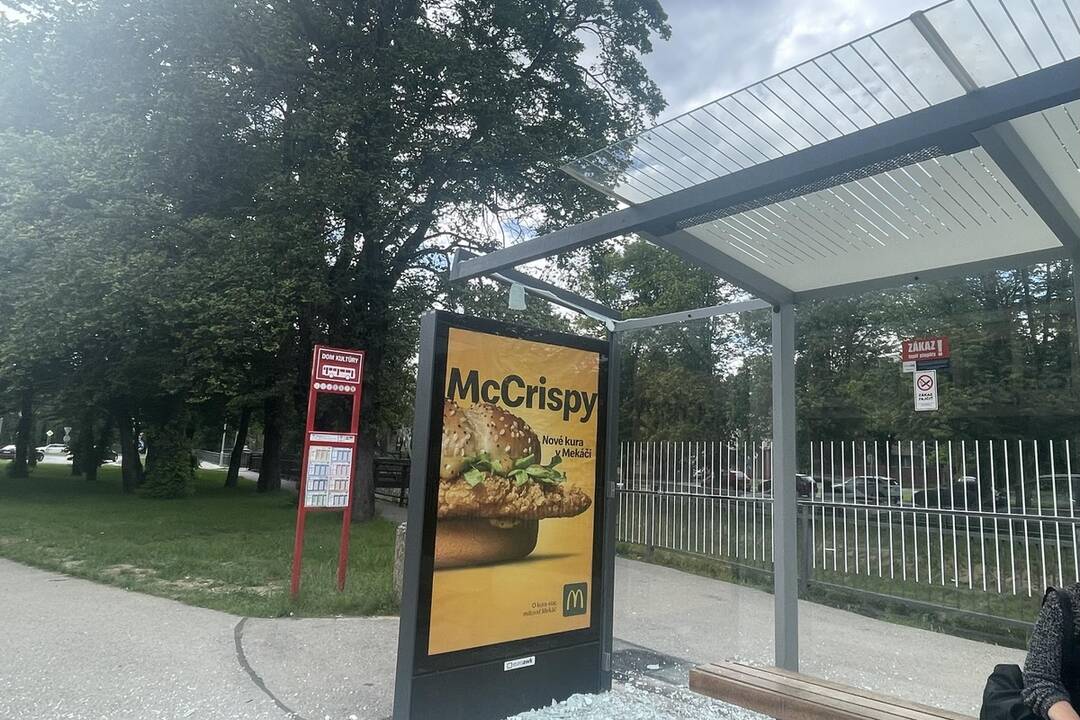 FOTO: V Poprade na ženu spadlo sklo z autobusovej zastávky, foto 3