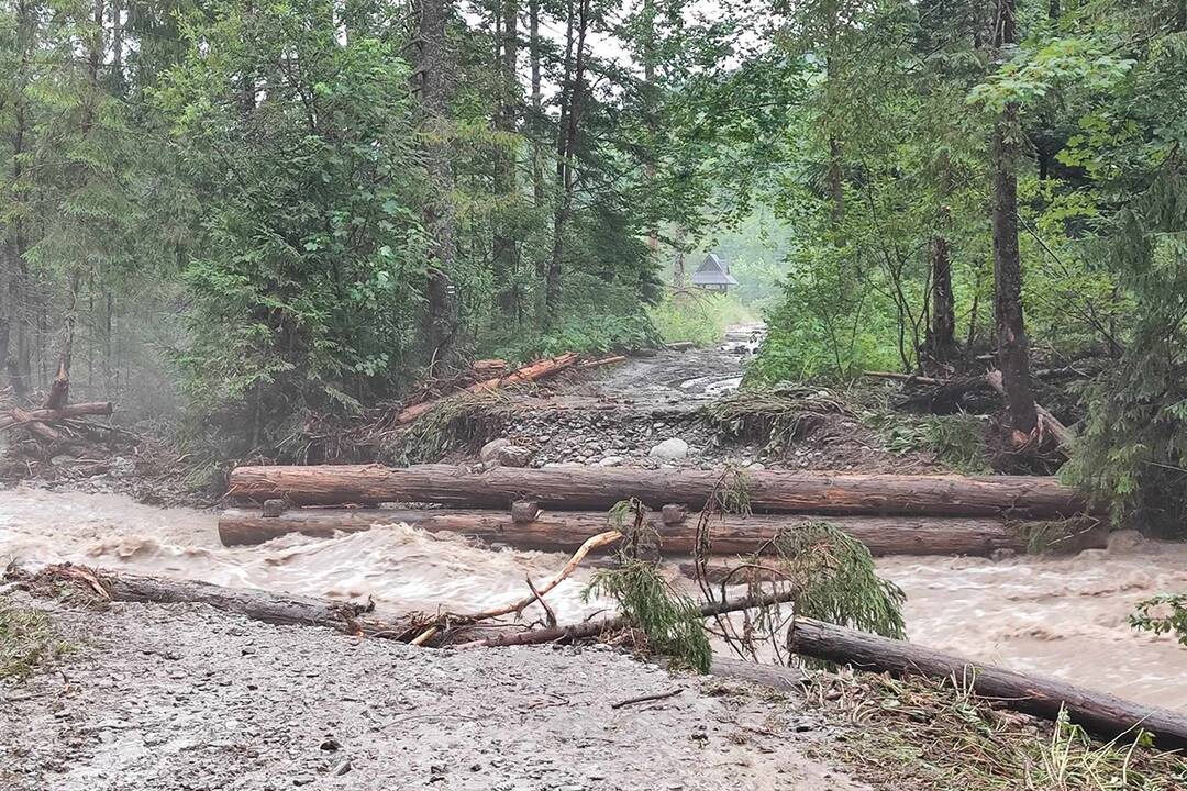 FOTO: Dvoch turistov mala zasypať lavína, foto 2