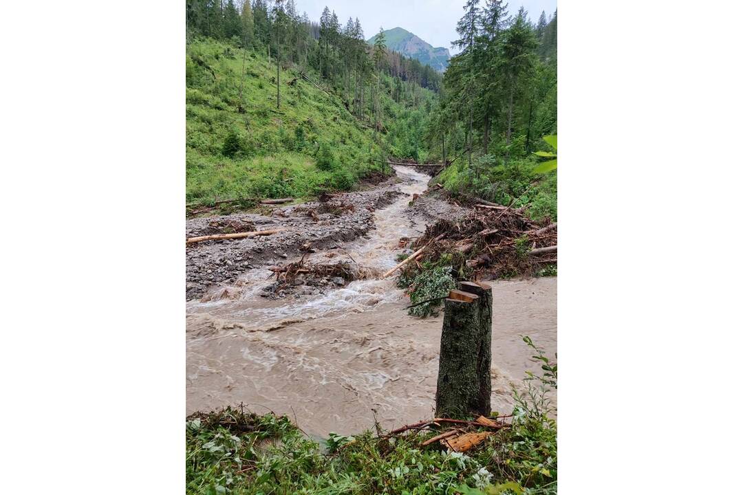 FOTO: Dvoch turistov mala zasypať lavína, foto 3