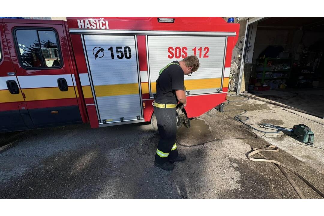 FOTO:  V obci Petrovany došlo k požiaru suchého porastu, foto 4