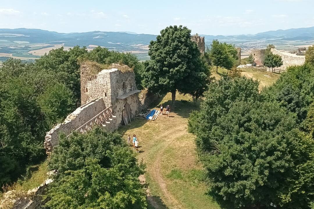 FOTO: Na Hrade Šariš naďalej prebiehajú stavebné práce, foto 7