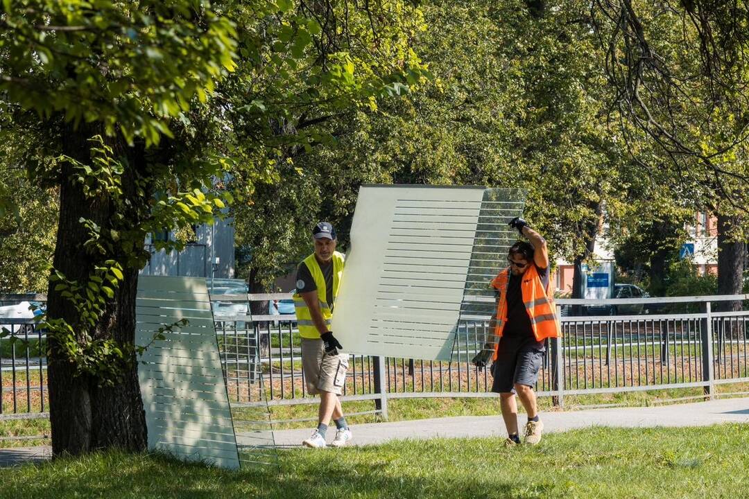 FOTO: V Poprade sa menia strechy na prístreškoch, foto 2