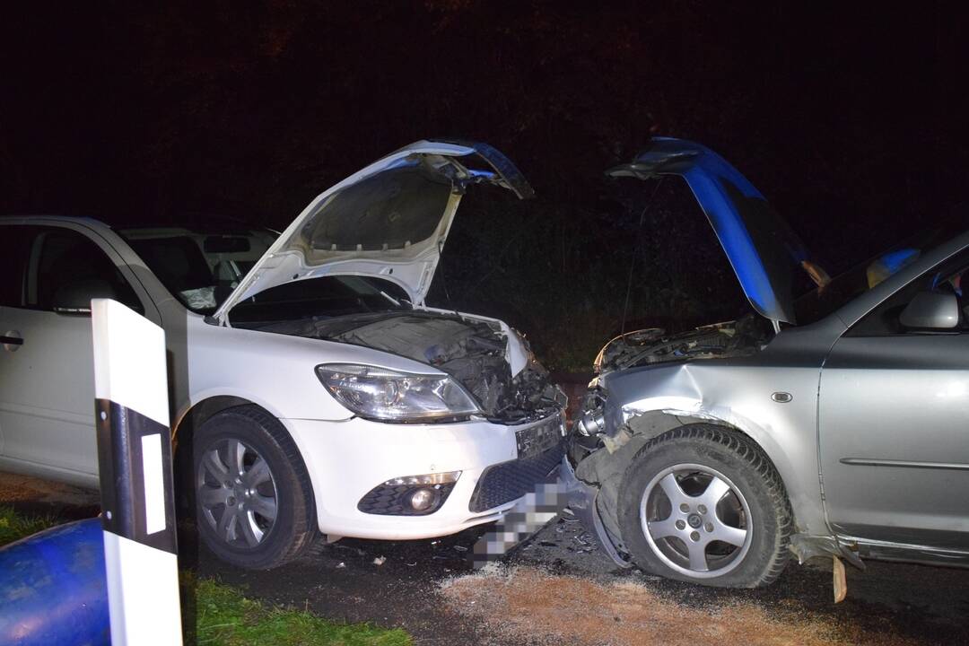 FOTO: V okrese Medzilaborce došlo k čelnej zrážke dvoch áut, foto 2