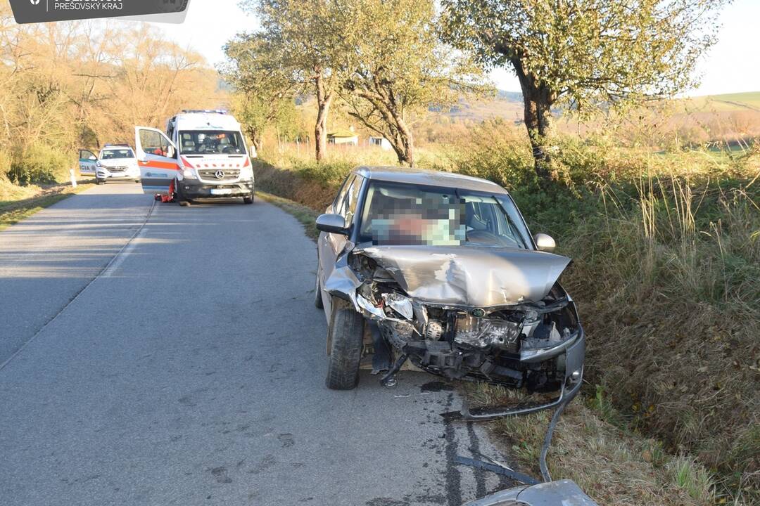 FOTO: V okrese Kežmarok sa čelne zrazili dve osobné autá, foto 1