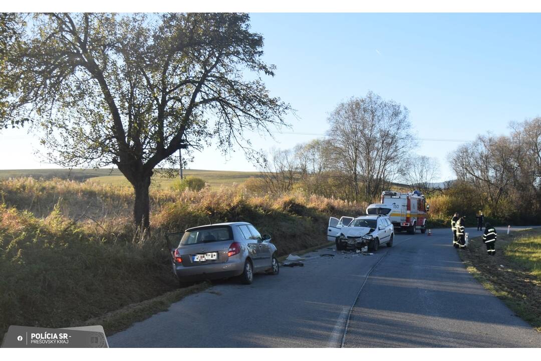 FOTO: V okrese Kežmarok sa čelne zrazili dve osobné autá, foto 3