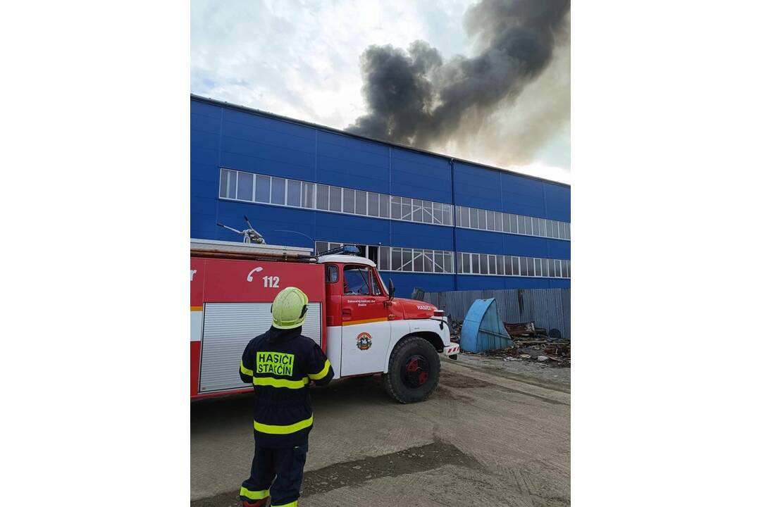 FOTO: Pri požiari výrobnej haly v Snine zasahovali aj dobrovoľní hasiči, foto 3