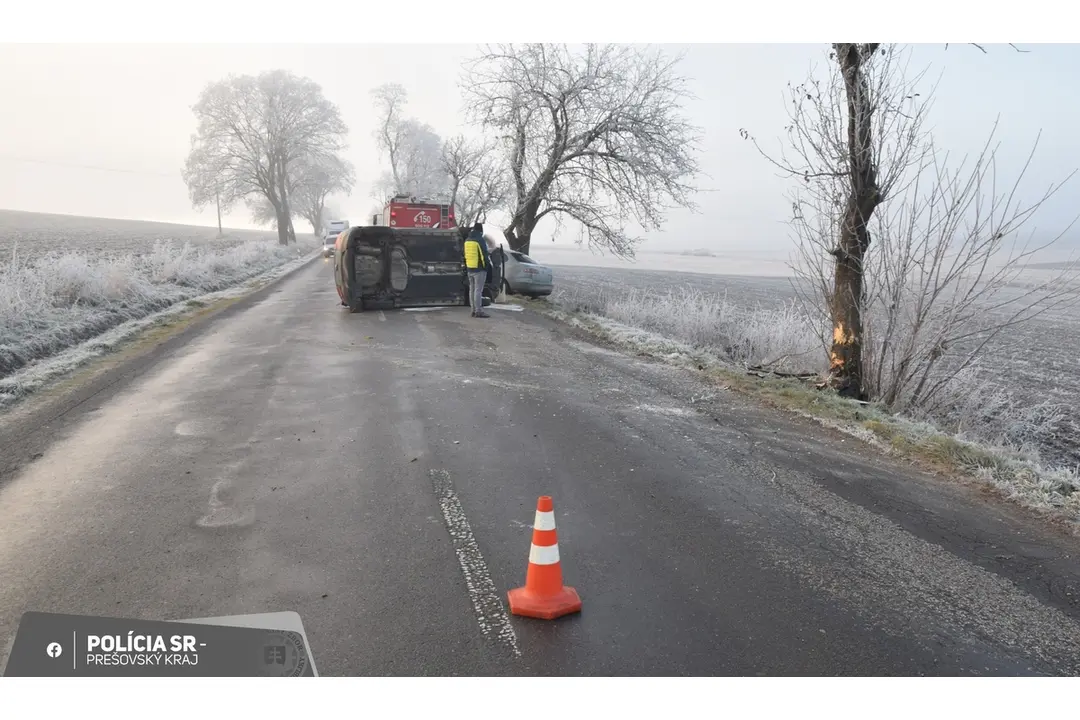 FOTO: Na ceste z Abrahámoviec do Jánoviec došlo k dopravnej nehode, foto 1