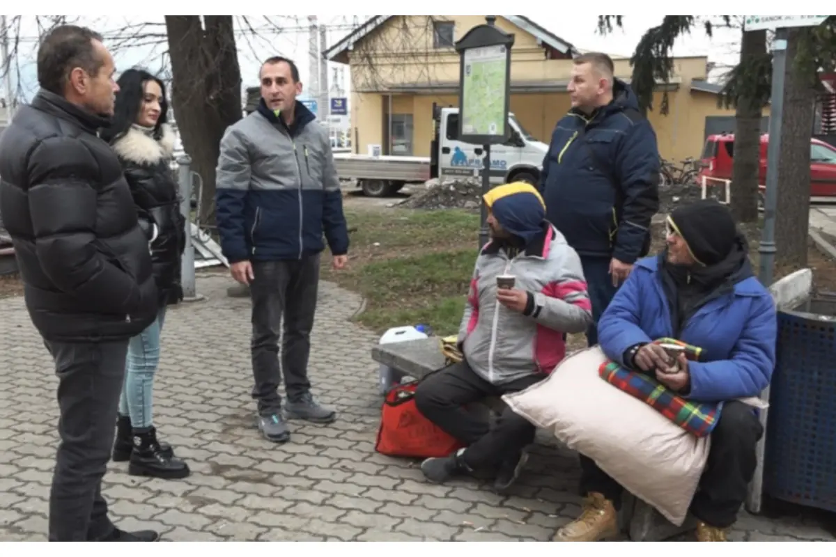 FOTO: Humenné pomáha bezdomovcom: Teplý čaj, jedlo a oblečenie priamo na ulici, foto 1