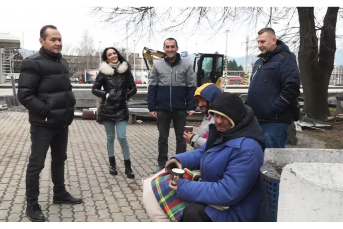 FOTO: Humenné pomáha bezdomovcom: Teplý čaj, jedlo a oblečenie priamo na ulici, foto 6