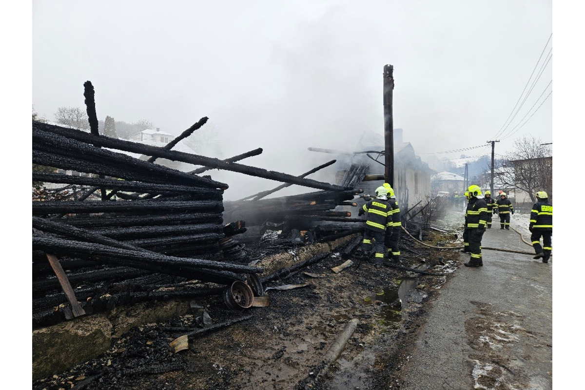 FOTO: Požiar stajne v Sukove spôsobil škodu 50-tisíc eur, hasiči bojovali do noci, foto 2