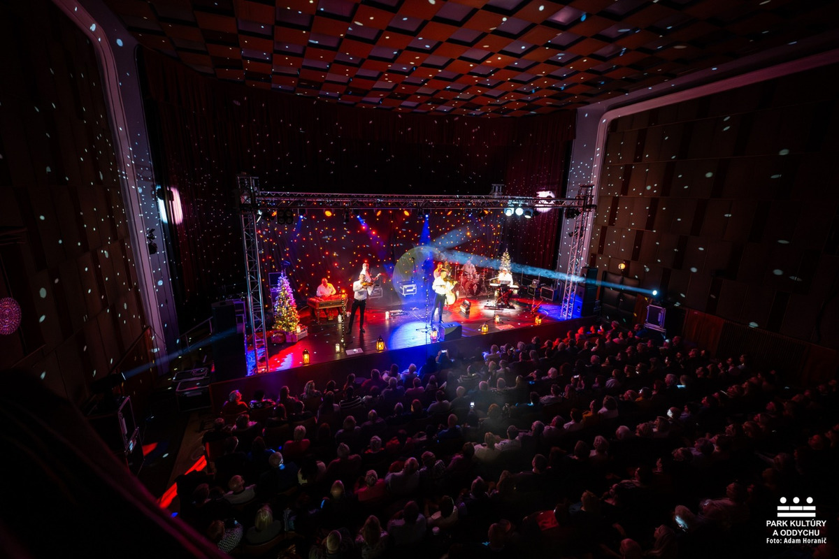 FOTO: Štedrovečerný koncert Kollárovcov. Hudba a svetlá očarili Prešov, foto 3