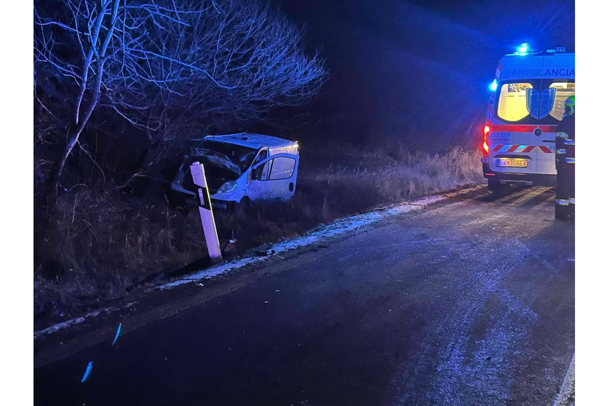 FOTO: V okrese Snina došlo k zrážke osobného auta s dodávkou, foto 4