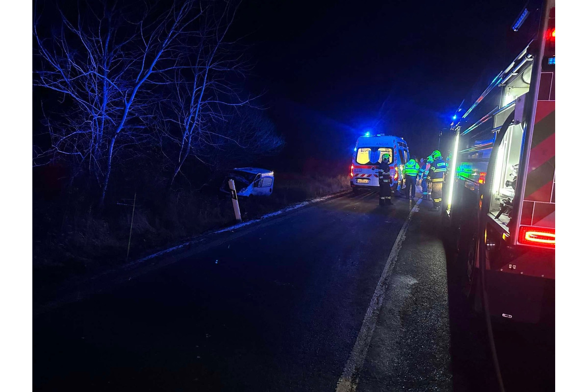 FOTO: V okrese Snina došlo k zrážke osobného auta s dodávkou, foto 6